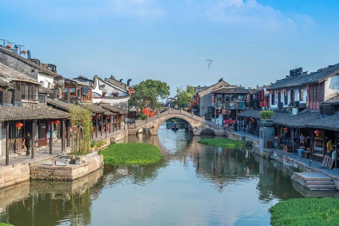 请问相濡以沫相掬以湿，不如相忘于江湖是什么意思？